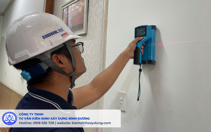 Kỹ sư thực hiện kiểm định Trung tâm ngoại ngữ Hoa ngữ Thành Nhân