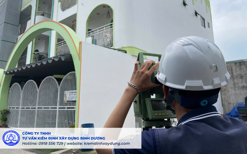 Kỹ sư thực hiện kiểm định Trường mầm non Trăng Vàng